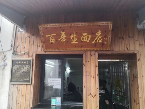 姐妹俩街头卖“祖传”小吃出炉遭哄抢食客：去晚攀亲戚也没用(图1)