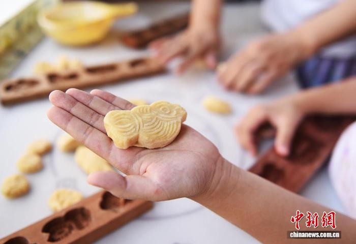 神州写真）“乞巧果子”推陈出新 七夕“传统味”激发新消费(图1)