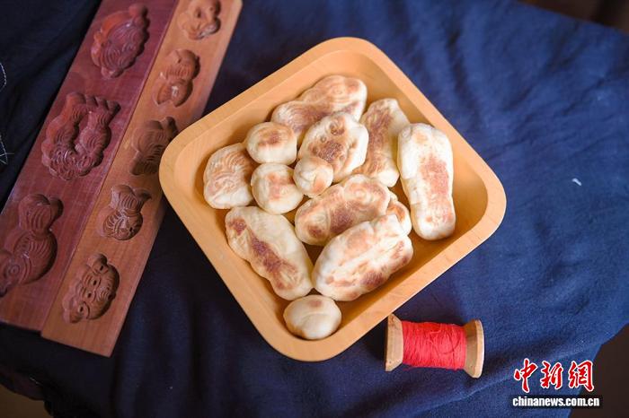 神州写真）“乞巧果子”推陈出新 七夕“传统味”激发新消费(图2)