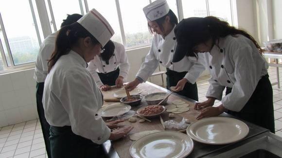 零陵区市场监管局精准培训进校园 筑牢永州工商职专餐饮安全防线(图1)