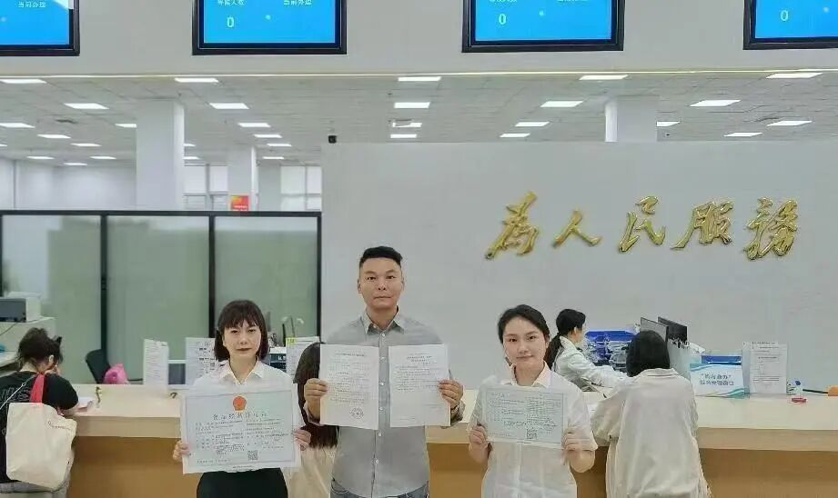 雨城区：“开办餐饮店一件事” 让开店办证省时省心又省钱(图1)