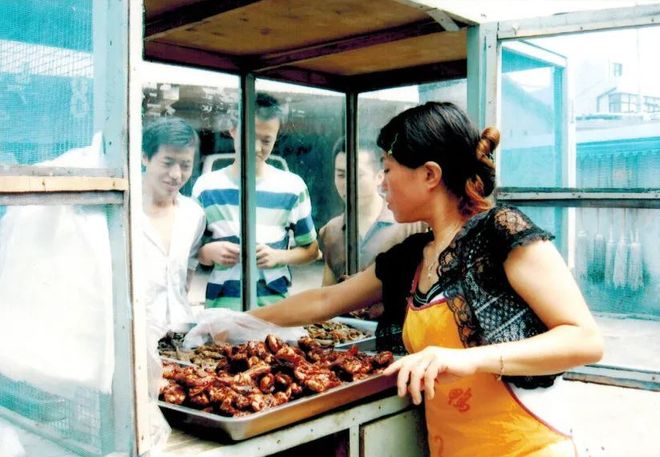 惊呆！这只从手推车起飞的小胡鸭竟成了楚文化节的“荆州味道”代表！(图1)